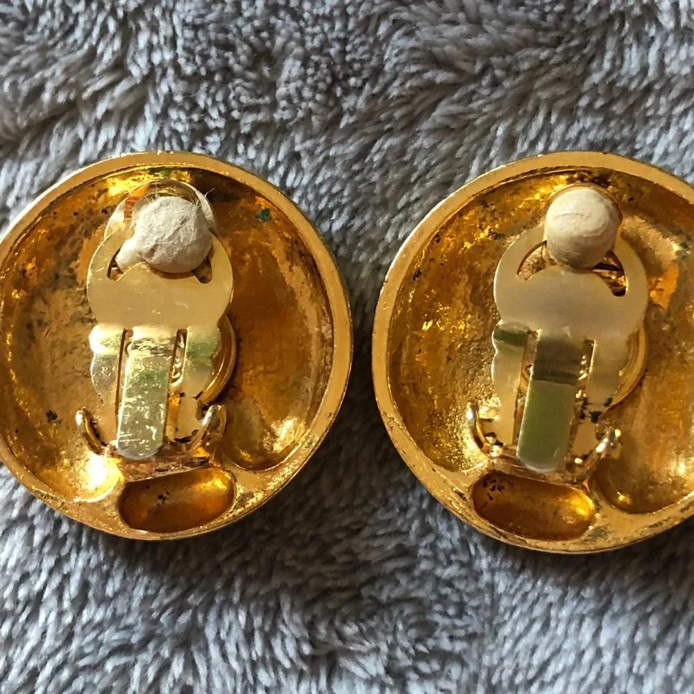 CHANEL Vintage and Authentic ,” Lady in a Hat” Clip on Earrings - Picture 7 of 11
